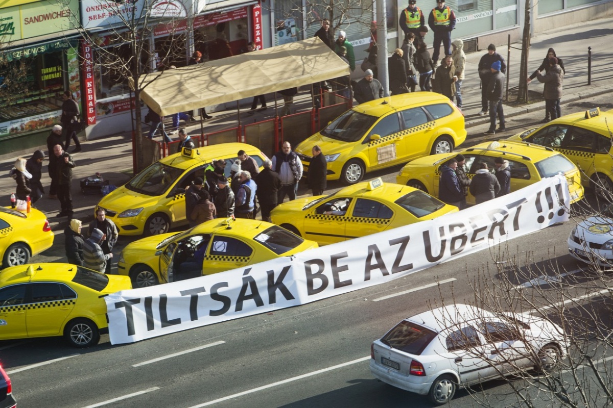 Taxi és uber tiltsák be