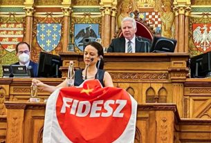 Szabó Tíme kínai Fidesz-zászlóval a parlamentben