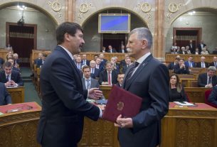 Kövér László megválasztott házelnök fogadja Áder János köztársasági elnök gratulációját az Országgyűlés alakuló ülésén a Parlamentben 2022. május 2-án. Az egyedüli jelöltre érvényes szavazatot 183 képviselő adott le, közülük 170-en igennel, 13-an nemmel szavaztak. MTI/Koszticsák Szilárd