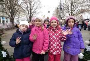 Óvodások díszítettek karácsonyfát Debrecenben