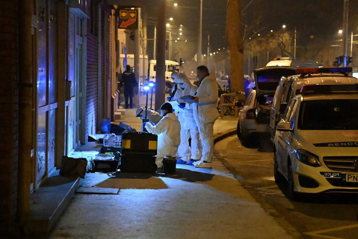 Bűnügyi technikusok helyszínelnek Budapest XI. kerületében, egy Lecke utcai társasház előtt 2023. január 13-án virradóan. Három intézkedő rendőrt késsel sebesített meg egy támadó Újbudán, egyikük belehalt sérüléseibe. A támadót elfogták. MTI/Mihádák Zoltán