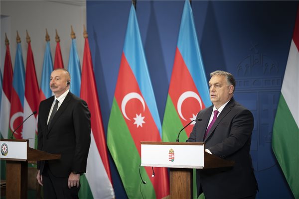 Alijev és Orbán Viktor