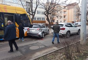 2-es villamos baleset Debrecen