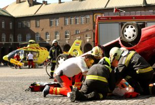 Szeged, baleseti szimuláció, Dóm tér, mentő, tűzoltó, mentőhelikopter, baleset, elsősegély, bemutató